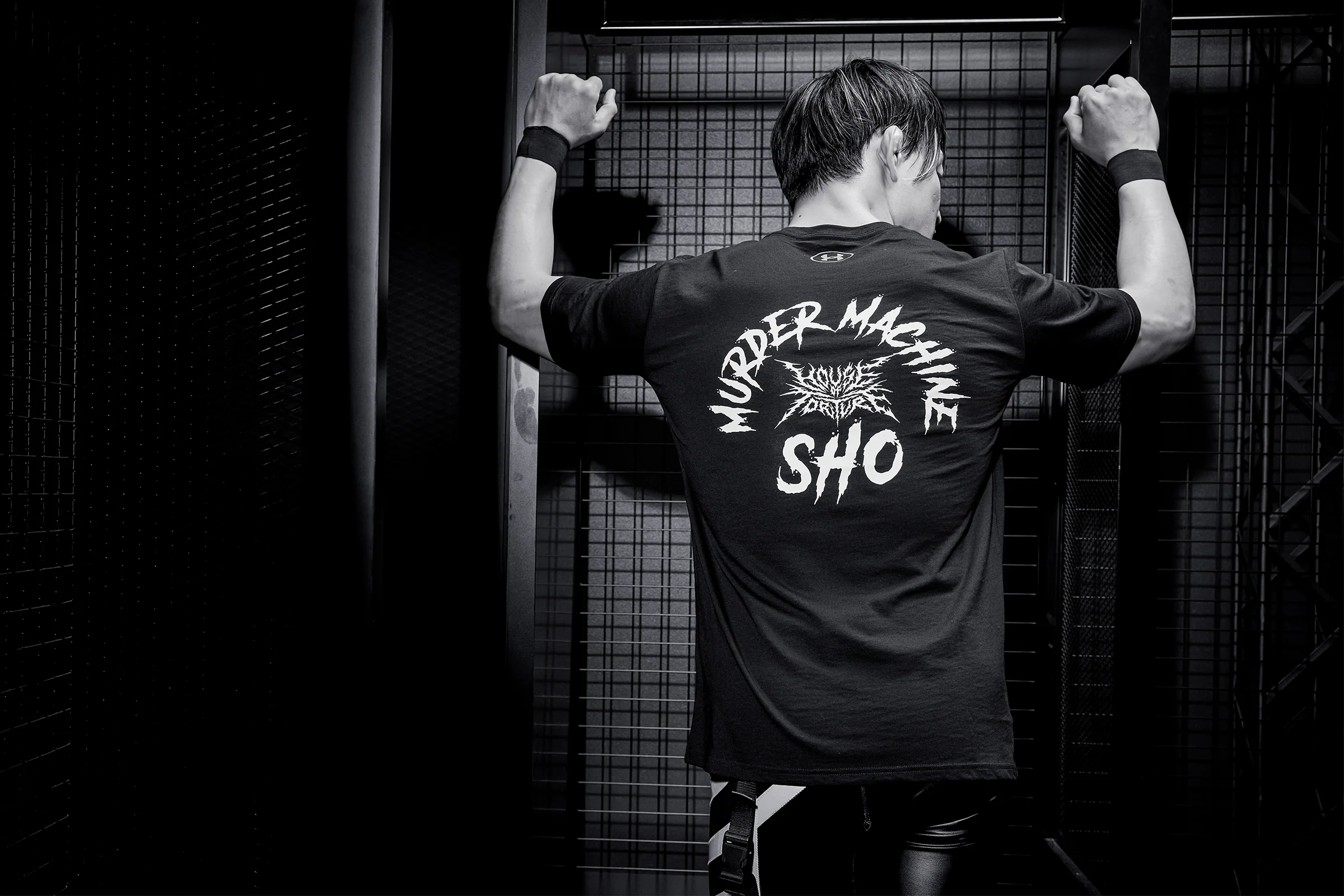 UA SHO グラフィック Tシャツ - Image 8